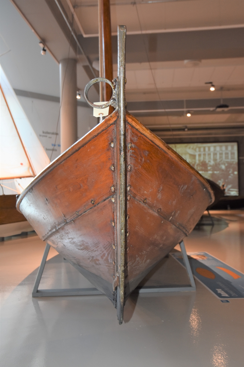 Oselvar færing. Rigg: Sprisegl med fokk, klyver og toppsegl. Stor kjøl og skvettlist på esing. Klinkbygd med koparsaum. Tre bord. tre spant, bak- og framsprong. Tre toftar. Ror.