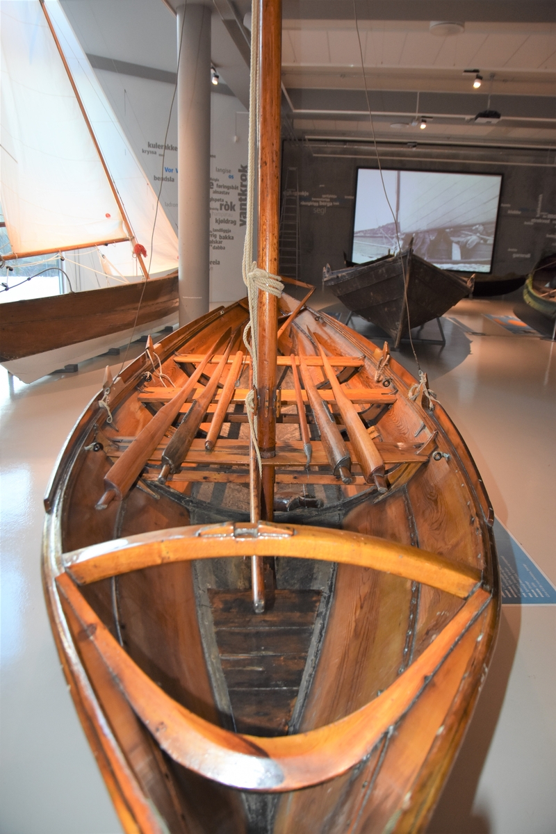 Oselvar færing. Rigg: Sprisegl med fokk, klyver og toppsegl. Stor kjøl og skvettlist på esing. Klinkbygd med koparsaum. Tre bord. tre spant, bak- og framsprong. Tre toftar. Ror.