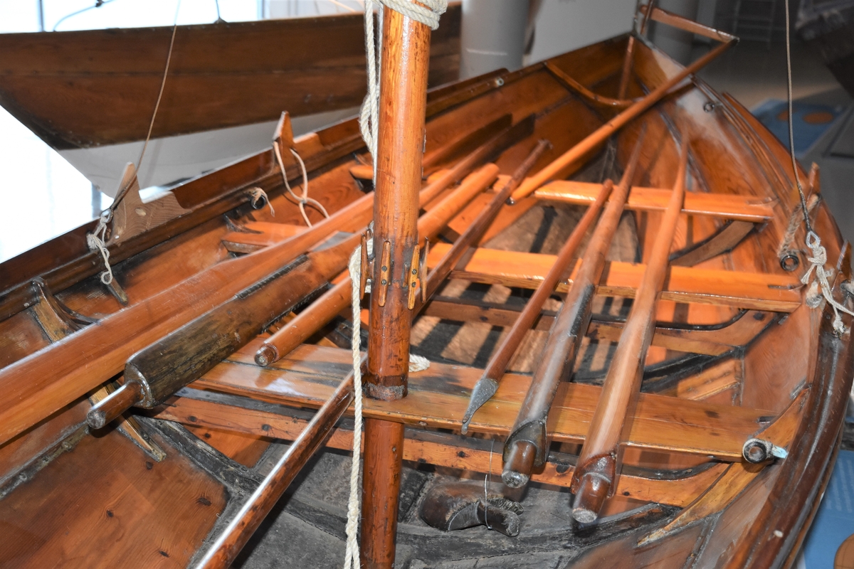 Oselvar færing. Rigg: Sprisegl med fokk, klyver og toppsegl. Stor kjøl og skvettlist på esing. Klinkbygd med koparsaum. Tre bord. tre spant, bak- og framsprong. Tre toftar. Ror.