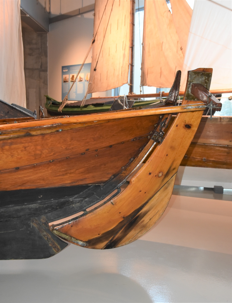 Oselvar færing. Rigg: Sprisegl med fokk, klyver og toppsegl. Stor kjøl og skvettlist på esing. Klinkbygd med koparsaum. Tre bord. tre spant, bak- og framsprong. Tre toftar. Ror.