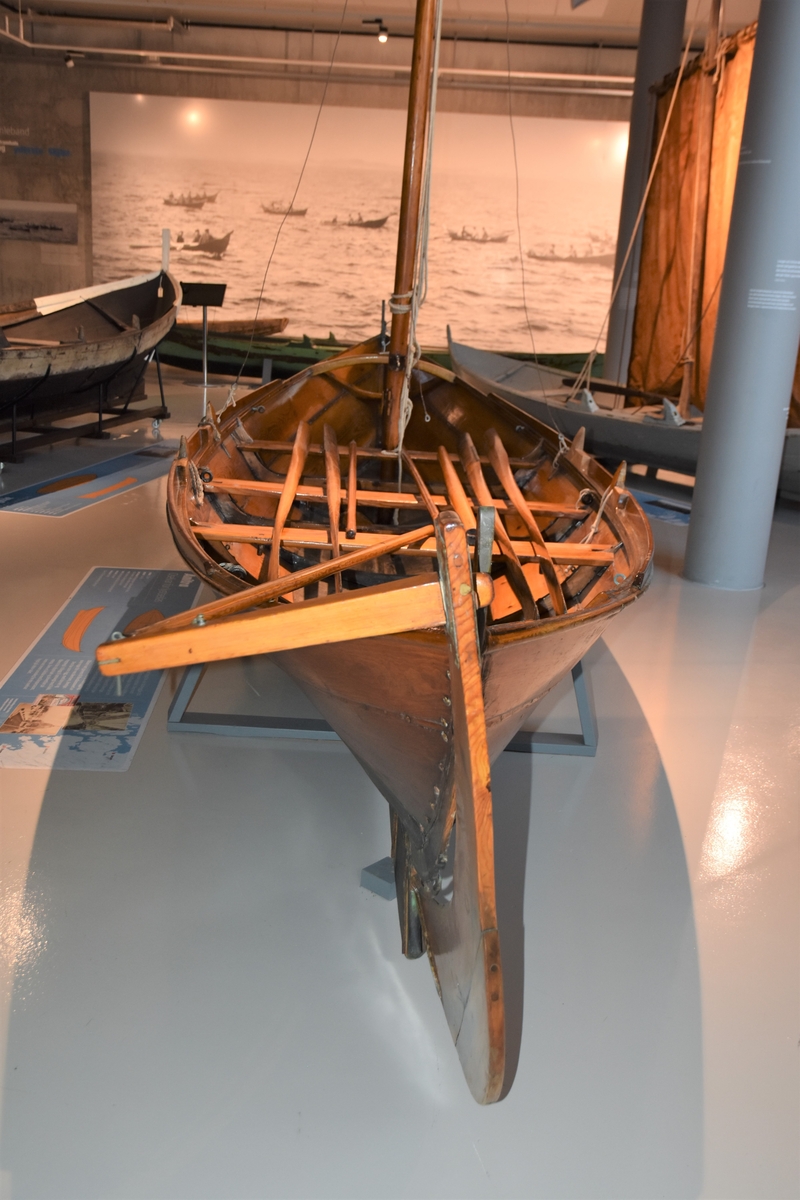 Oselvar færing. Rigg: Sprisegl med fokk, klyver og toppsegl. Stor kjøl og skvettlist på esing. Klinkbygd med koparsaum. Tre bord. tre spant, bak- og framsprong. Tre toftar. Ror.