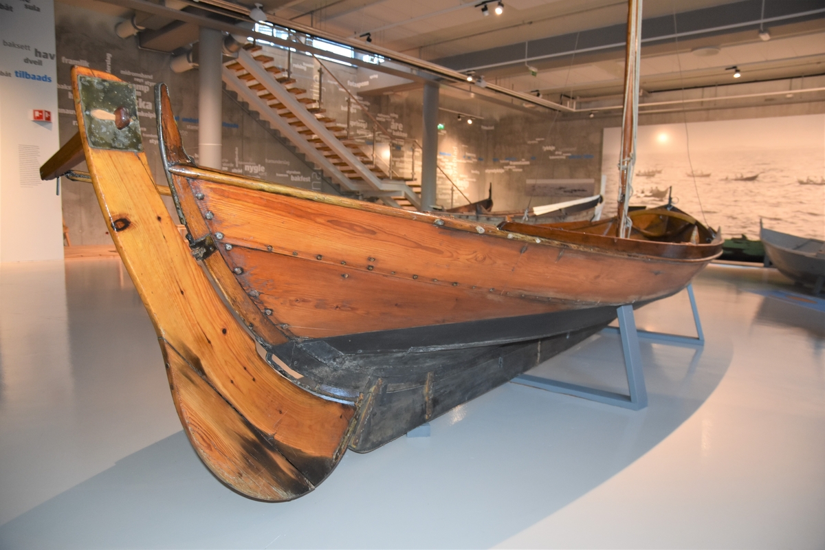 Oselvar færing. Rigg: Sprisegl med fokk, klyver og toppsegl. Stor kjøl og skvettlist på esing. Klinkbygd med koparsaum. Tre bord. tre spant, bak- og framsprong. Tre toftar. Ror.