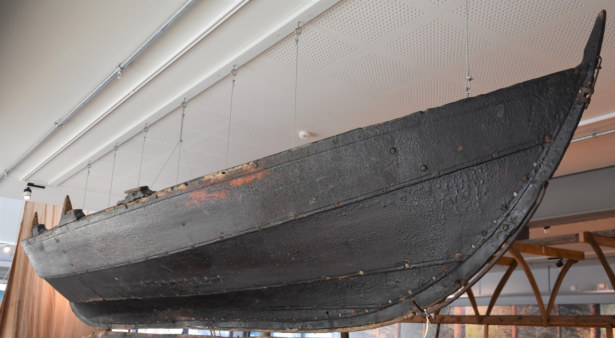 Oselvar, seksæring. Har vore rigga for sprisegl. Klinkbygd, tre bord. To par keipar.