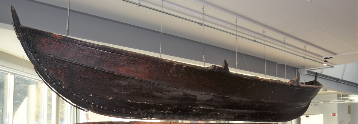 Oselvar, seksæring. Har vore rigga for sprisegl. Klinkbygd, tre bord. To par keipar.