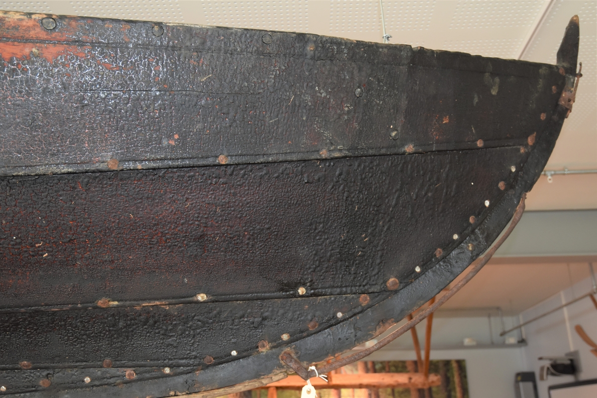 Oselvar, seksæring. Har vore rigga for sprisegl. Klinkbygd, tre bord. To par keipar.