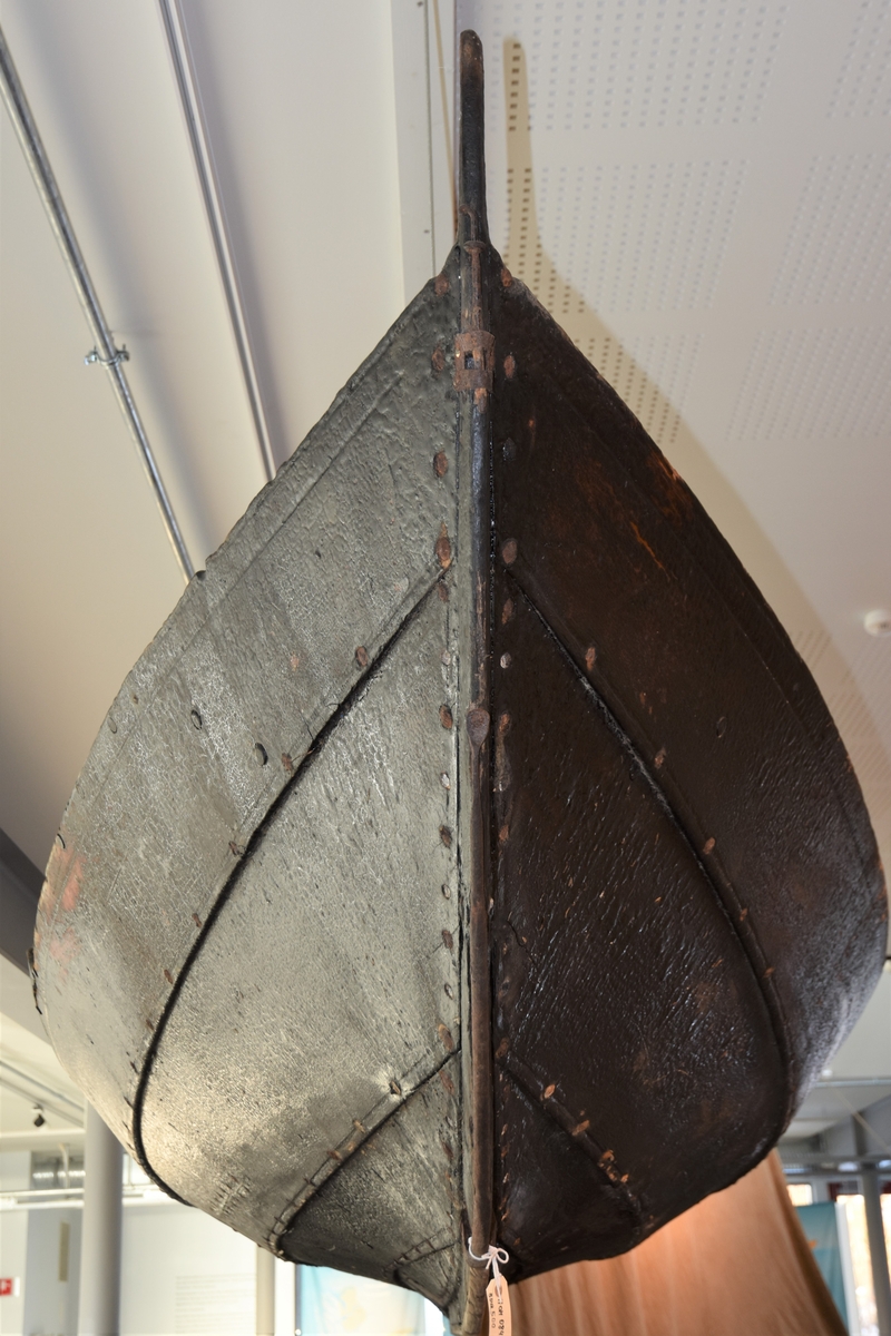 Oselvar, seksæring. Har vore rigga for sprisegl. Klinkbygd, tre bord. To par keipar.