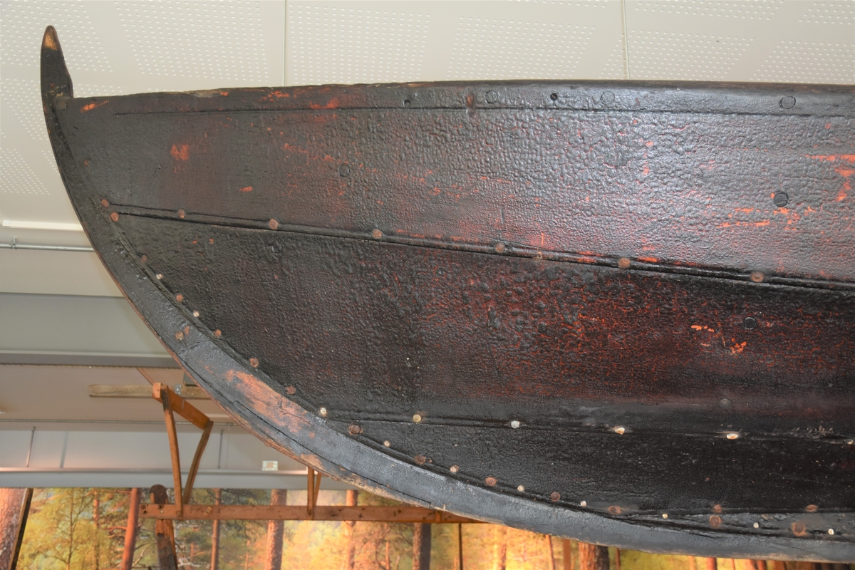 Oselvar, seksæring. Har vore rigga for sprisegl. Klinkbygd, tre bord. To par keipar.