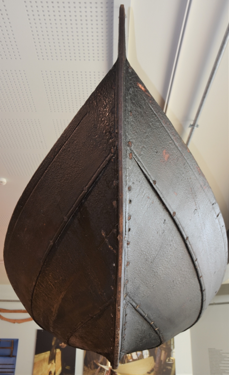 Oselvar, seksæring. Har vore rigga for sprisegl. Klinkbygd, tre bord. To par keipar.