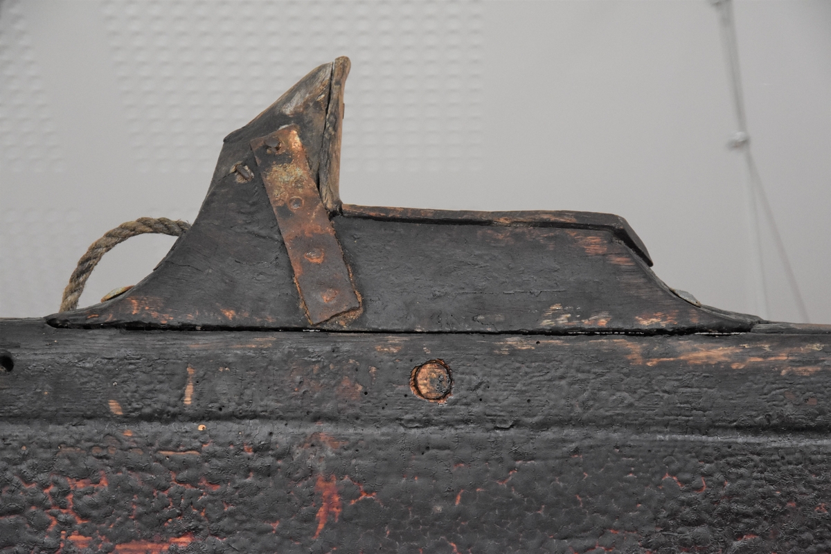 Oselvar, seksæring. Har vore rigga for sprisegl. Klinkbygd, tre bord. To par keipar.