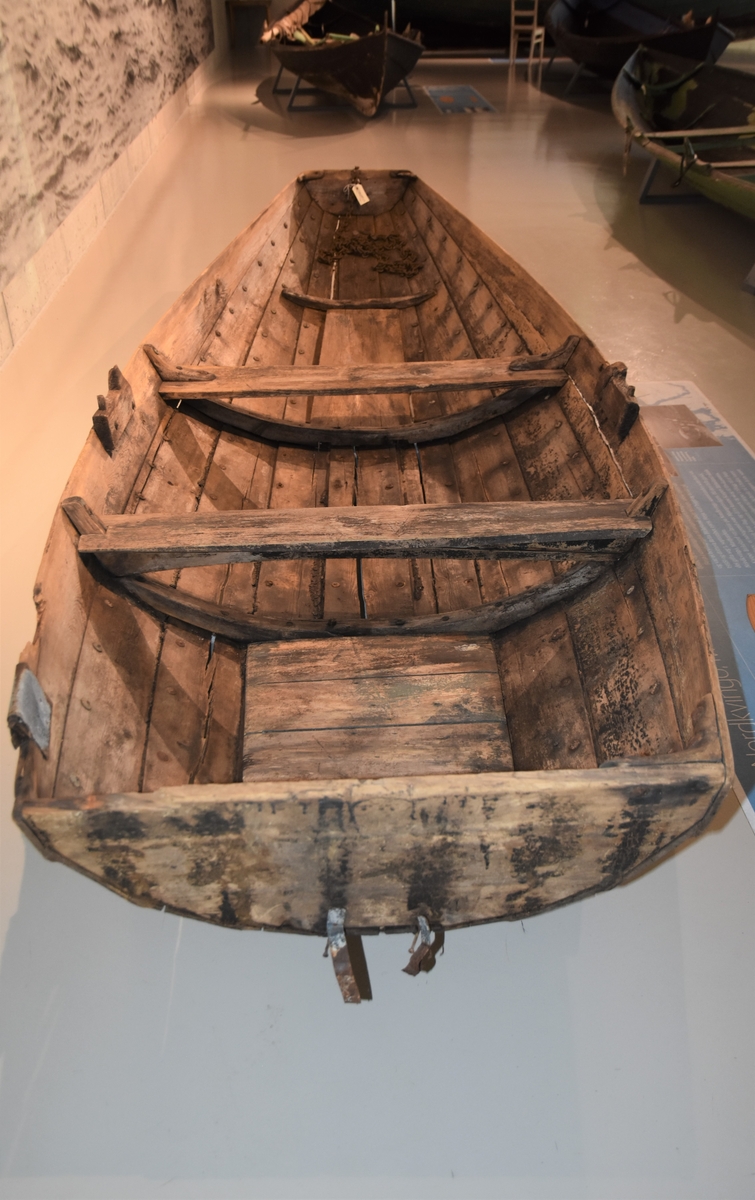 Pram (ferje) med eit par keiper. Jernsaum. To tofter - ei laus og ei fast. Kjetting og tau er festa på innsida framme. Restar av metallband festa i underkant utvendig framme og bak. Prammen er rettskoren framme og bak. Klinkbygd, tre bord.