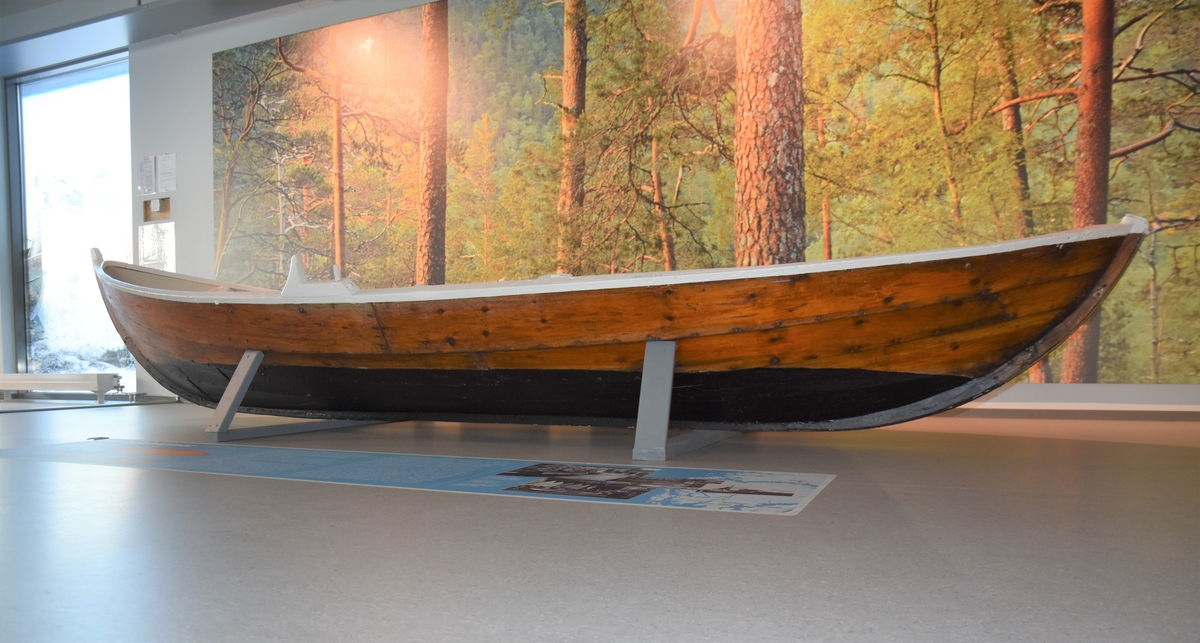 Færing av strandebarmar type. Fire omfar/bordgangar, tre spant, fram- og bakrong. Båten har berre eitt par keiper, med keipsneve og tollepinne. Haldar for reiskap festa til esing. Restar av metallband langs kjølen, der bandet går opp over framstavn og akterstavn og festa over toppen på stavnane.