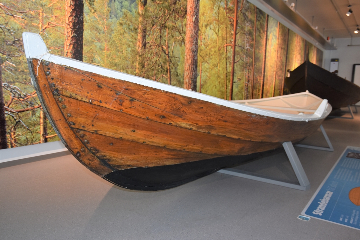 Færing av strandebarmar type. Fire omfar/bordgangar, tre spant, fram- og bakrong. Båten har berre eitt par keiper, med keipsneve og tollepinne. Haldar for reiskap festa til esing. Restar av metallband langs kjølen, der bandet går opp over framstavn og akterstavn og festa over toppen på stavnane.