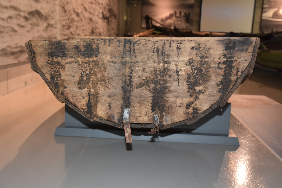 Pram (ferje) med eit par keiper. Jernsaum. To tofter - ei laus og ei fast. Kjetting og tau er festa på innsida framme. Restar av metallband festa i underkant utvendig framme og bak. Prammen er rettskoren framme og bak. Klinkbygd, tre bord.