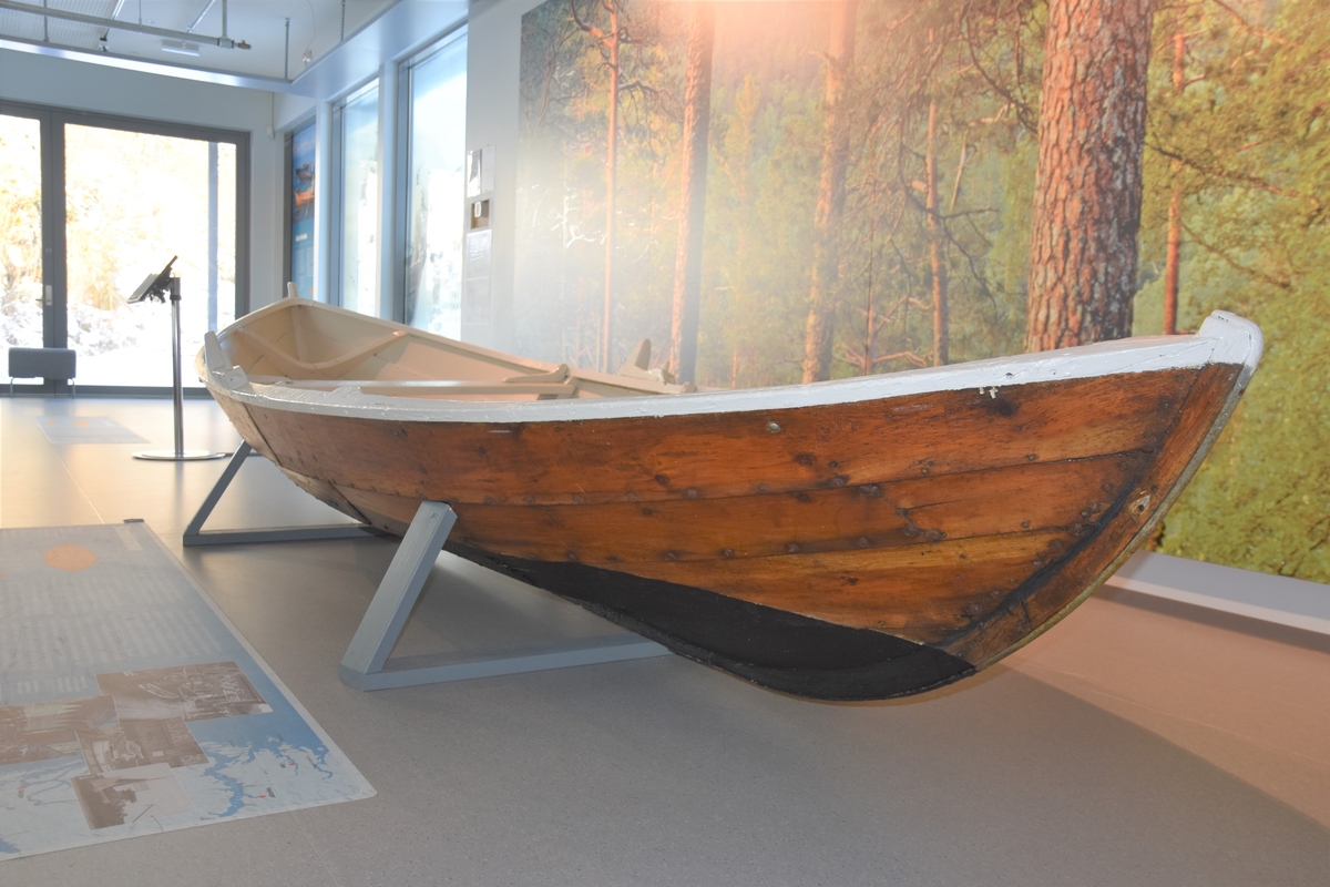 Færing av strandebarmar type. Fire omfar/bordgangar, tre spant, fram- og bakrong. Båten har berre eitt par keiper, med keipsneve og tollepinne. Haldar for reiskap festa til esing. Restar av metallband langs kjølen, der bandet går opp over framstavn og akterstavn og festa over toppen på stavnane.