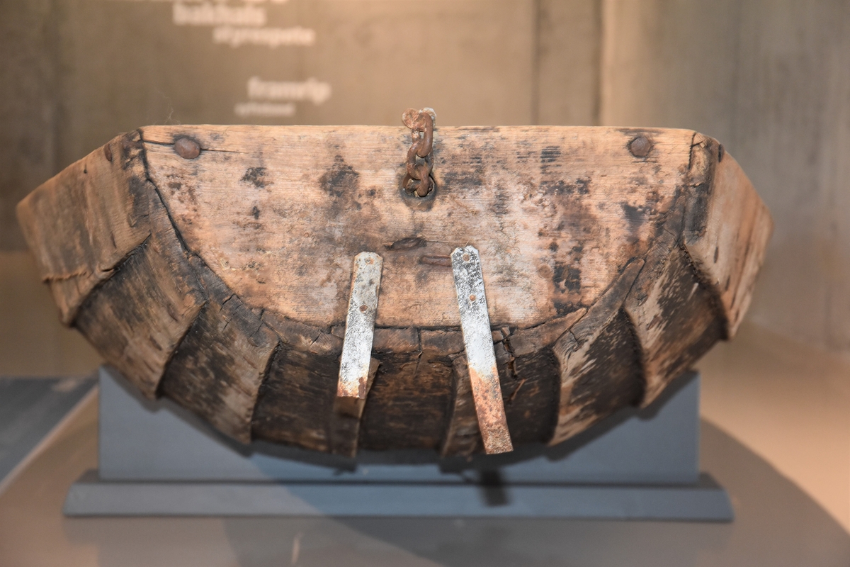 Pram (ferje) med eit par keiper. Jernsaum. To tofter - ei laus og ei fast. Kjetting og tau er festa på innsida framme. Restar av metallband festa i underkant utvendig framme og bak. Prammen er rettskoren framme og bak. Klinkbygd, tre bord.