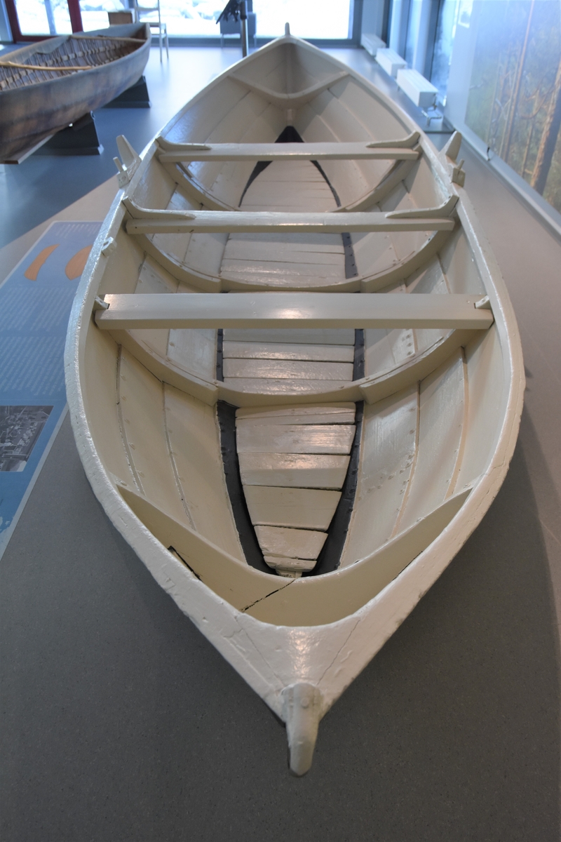 Færing av strandebarmar type. Fire omfar/bordgangar, tre spant, fram- og bakrong. Båten har berre eitt par keiper, med keipsneve og tollepinne. Haldar for reiskap festa til esing. Restar av metallband langs kjølen, der bandet går opp over framstavn og akterstavn og festa over toppen på stavnane.