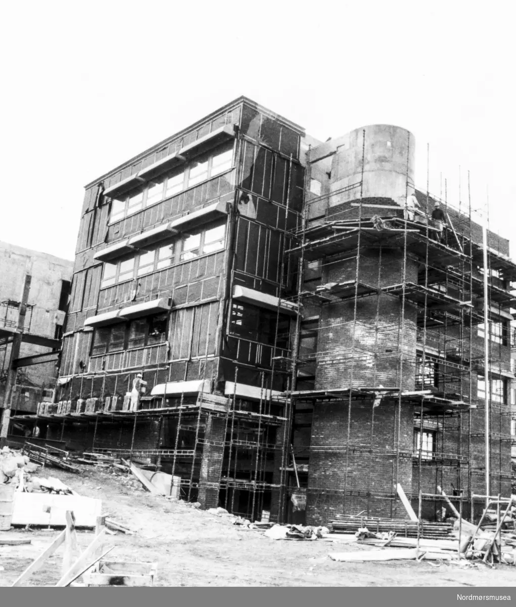 Foto fra Laboratoriebygningen på St. Hanshaugen, Kirkelandet i Kristiansund. Bildet er fra avisa Tidens Krav sitt arkiv i tidsrommet 1970-1994. Nå i Nordmøre museums fotosamling.