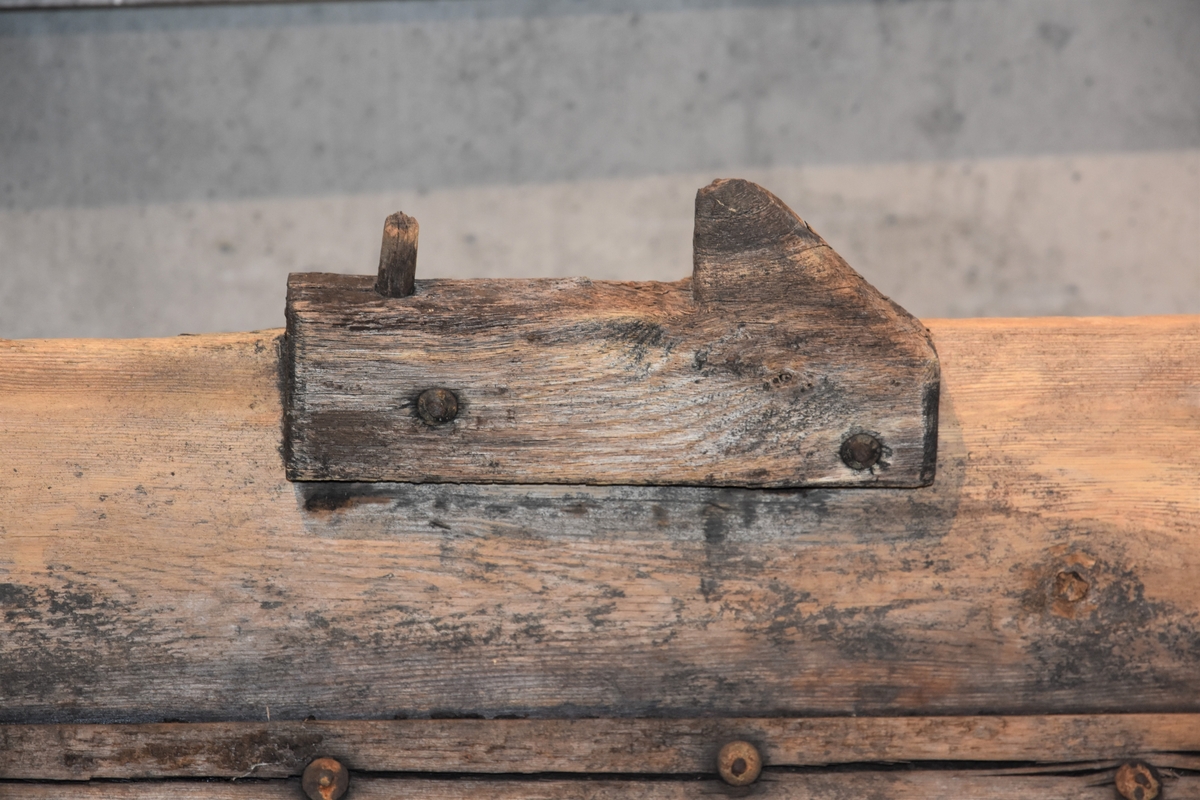 Pram (ferje) med eit par keiper. Jernsaum. To tofter - ei laus og ei fast. Kjetting og tau er festa på innsida framme. Restar av metallband festa i underkant utvendig framme og bak. Prammen er rettskoren framme og bak. Klinkbygd, tre bord.