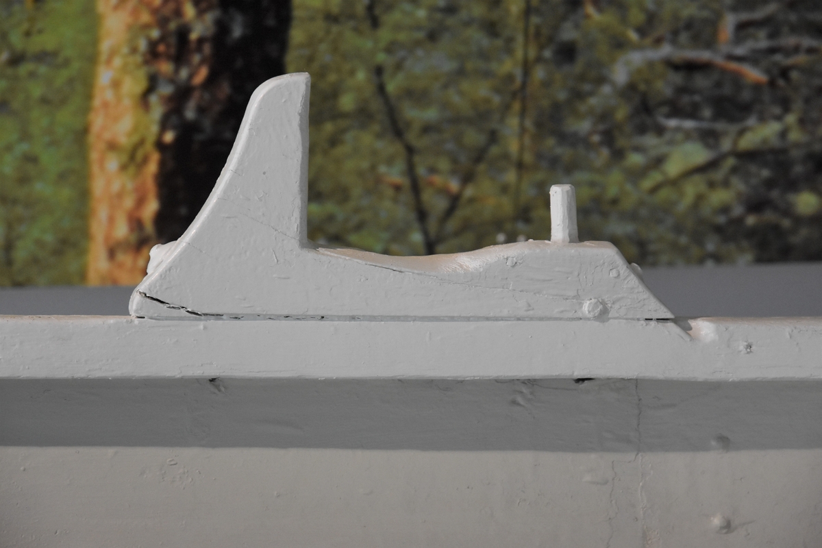 Færing av strandebarmar type. Fire omfar/bordgangar, tre spant, fram- og bakrong. Båten har berre eitt par keiper, med keipsneve og tollepinne. Haldar for reiskap festa til esing. Restar av metallband langs kjølen, der bandet går opp over framstavn og akterstavn og festa over toppen på stavnane.