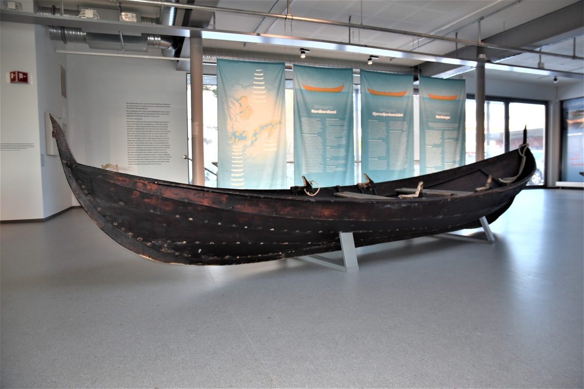 Osterfjordbåt, færing/fire årer. Fire keipar, to toftar, fire tiljer. Tre spant, bak- og framsprong. Klinkbygd med fire bord. Båten har vore robåt, og har ikkje spor etter rigg.