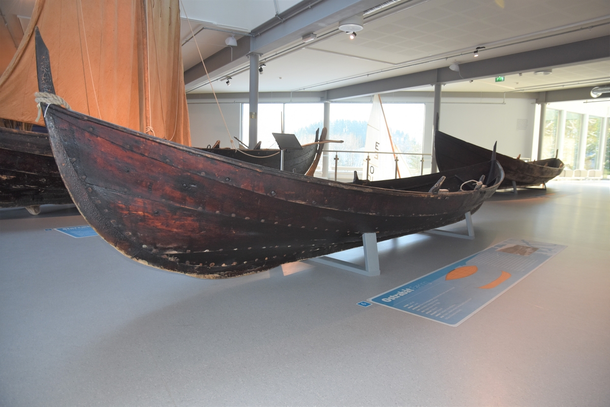 Osterfjordbåt, færing/fire årer. Fire keipar, to toftar, fire tiljer. Tre spant, bak- og framsprong. Klinkbygd med fire bord. Båten har vore robåt, og har ikkje spor etter rigg.