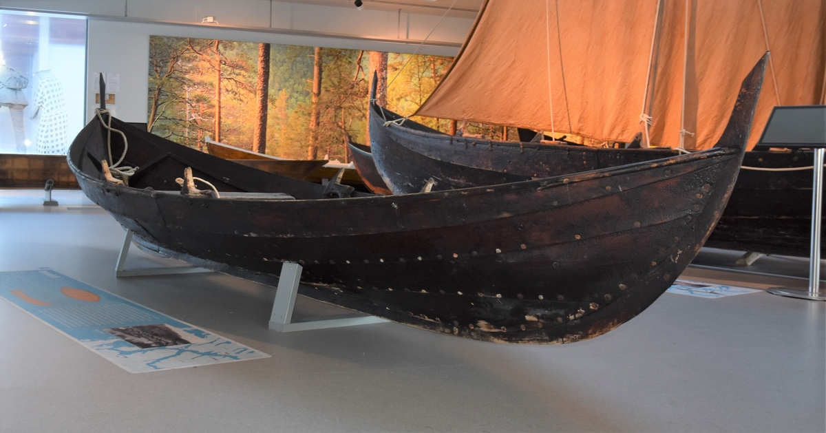 Osterfjordbåt, færing/fire årer. Fire keipar, to toftar, fire tiljer. Tre spant, bak- og framsprong. Klinkbygd med fire bord. Båten har vore robåt, og har ikkje spor etter rigg.