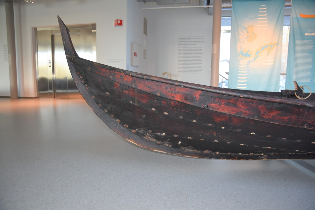 Osterfjordbåt, færing/fire årer. Fire keipar, to toftar, fire tiljer. Tre spant, bak- og framsprong. Klinkbygd med fire bord. Båten har vore robåt, og har ikkje spor etter rigg.