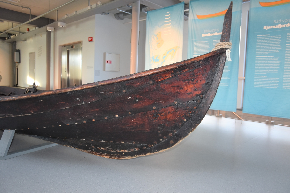 Osterfjordbåt, færing/fire årer. Fire keipar, to toftar, fire tiljer. Tre spant, bak- og framsprong. Klinkbygd med fire bord. Båten har vore robåt, og har ikkje spor etter rigg.