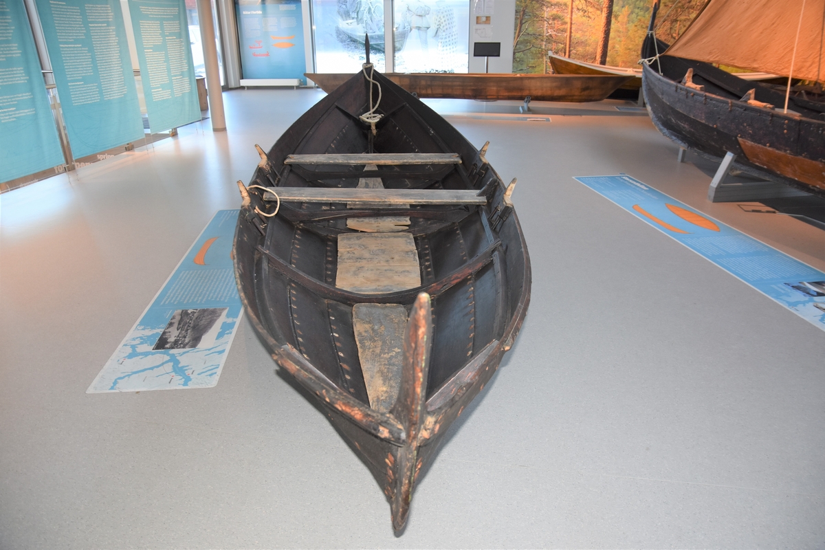 Osterfjordbåt, færing/fire årer. Fire keipar, to toftar, fire tiljer. Tre spant, bak- og framsprong. Klinkbygd med fire bord. Båten har vore robåt, og har ikkje spor etter rigg.