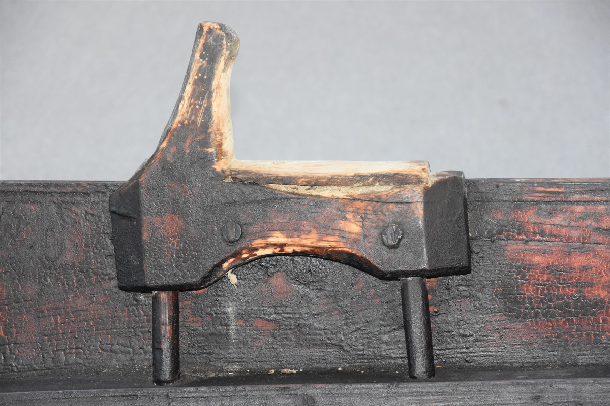 Osterfjordbåt, færing/fire årer. Fire keipar, to toftar, fire tiljer. Tre spant, bak- og framsprong. Klinkbygd med fire bord. Båten har vore robåt, og har ikkje spor etter rigg.