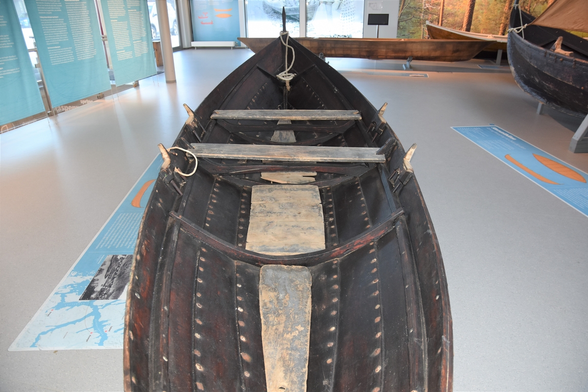 Osterfjordbåt, færing/fire årer. Fire keipar, to toftar, fire tiljer. Tre spant, bak- og framsprong. Klinkbygd med fire bord. Båten har vore robåt, og har ikkje spor etter rigg.