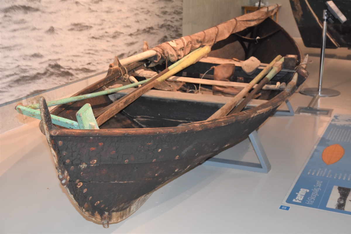 Oselvar, færing. Båten har vore rigga for sprisegl. Klinkbygd, tre bord. Tre toftar. Tre spant, bak- og framsprong. To par keiper. Brun med kvit kjøl.