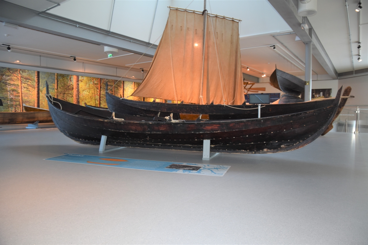 Osterfjordbåt, færing/fire årer. Fire keipar, to toftar, fire tiljer. Tre spant, bak- og framsprong. Klinkbygd med fire bord. Båten har vore robåt, og har ikkje spor etter rigg.