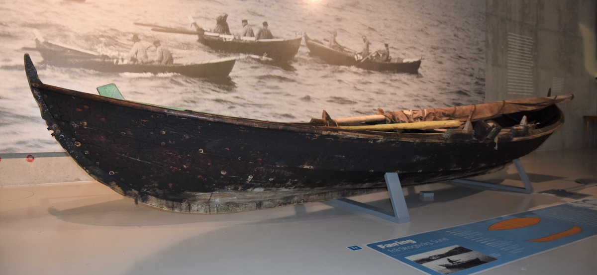 Oselvar, færing. Båten har vore rigga for sprisegl. Klinkbygd, tre bord. Tre toftar. Tre spant, bak- og framsprong. To par keiper. Brun med kvit kjøl.