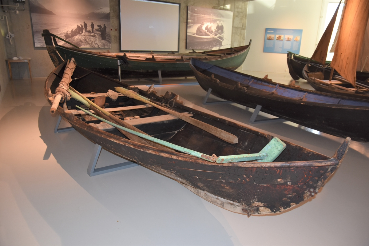 Oselvar, færing. Båten har vore rigga for sprisegl. Klinkbygd, tre bord. Tre toftar. Tre spant, bak- og framsprong. To par keiper. Brun med kvit kjøl.