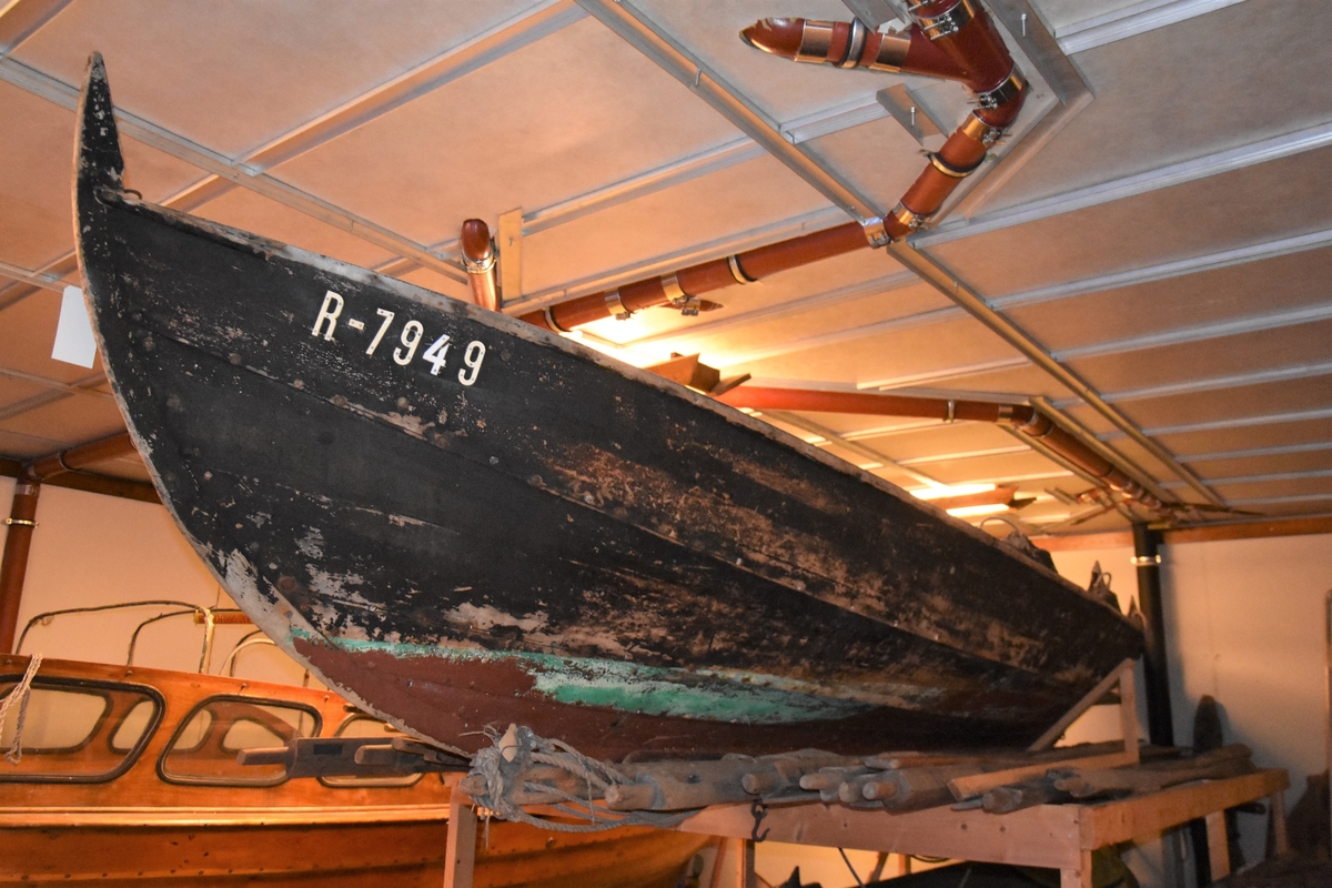 Strandebarmar, seksæring med tre bordgangar og kjølrenne, bygd for segl og årer. Tre tofter, to av banda har bete. Båten har høge stavnar. Feste for utenbordsmotor på babord side. Båten fekk påhengsmotor i 1950-åra og har påsett "flaps"/"foilar" på begge sider heilt akter. Malt innvendig, tjørebreidd utvendig med malt botn under vasslinja.