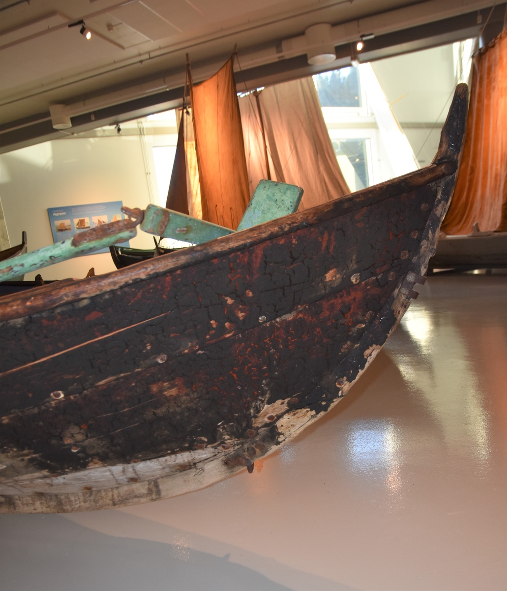 Oselvar, færing. Båten har vore rigga for sprisegl. Klinkbygd, tre bord. Tre toftar. Tre spant, bak- og framsprong. To par keiper. Brun med kvit kjøl.