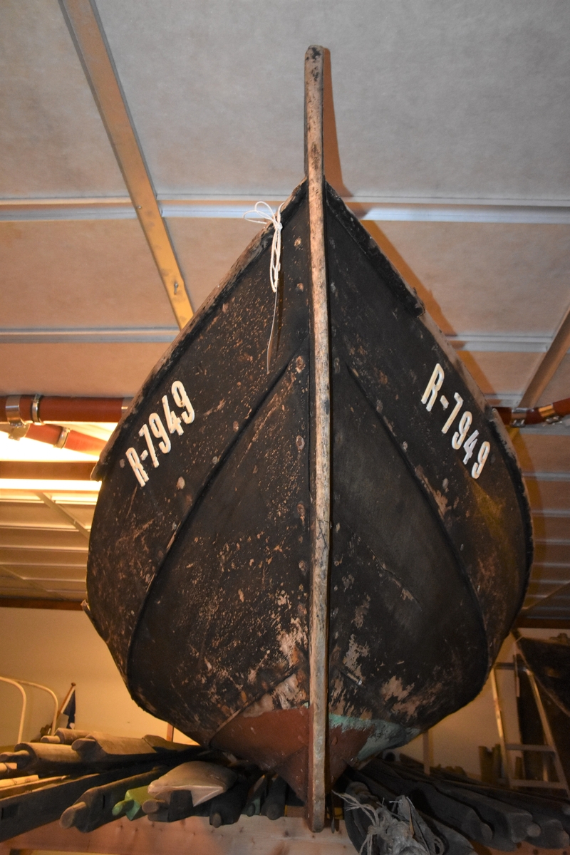 Strandebarmar, seksæring med tre bordgangar og kjølrenne, bygd for segl og årer. Tre tofter, to av banda har bete. Båten har høge stavnar. Feste for utenbordsmotor på babord side. Båten fekk påhengsmotor i 1950-åra og har påsett "flaps"/"foilar" på begge sider heilt akter. Malt innvendig, tjørebreidd utvendig med malt botn under vasslinja.