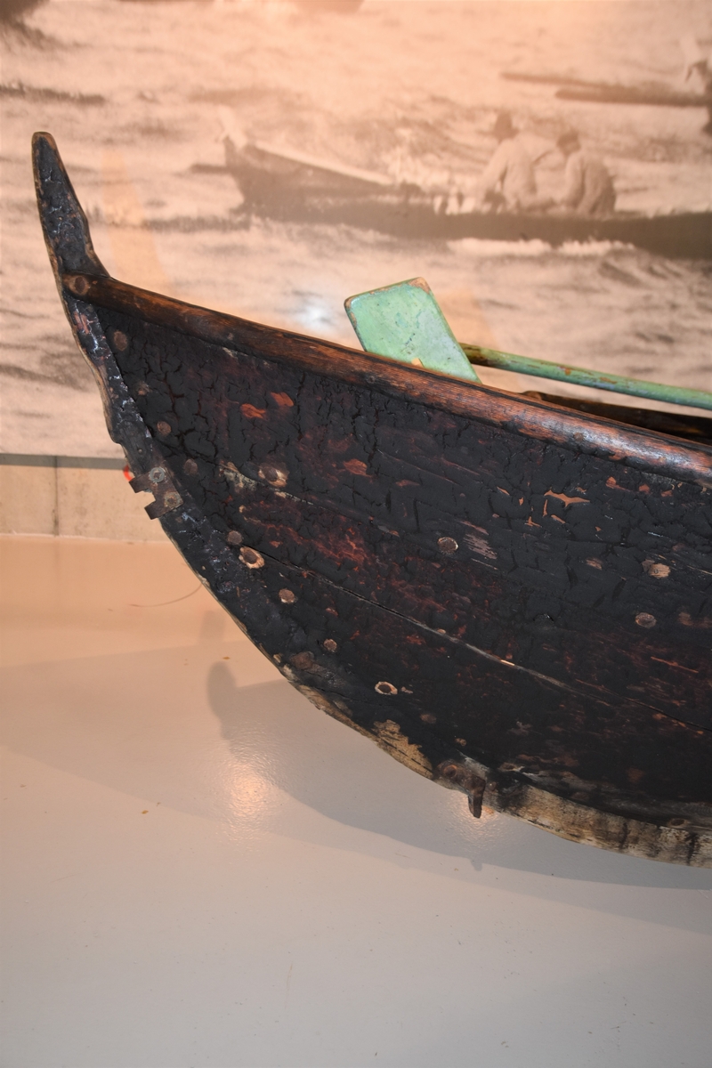 Oselvar, færing. Båten har vore rigga for sprisegl. Klinkbygd, tre bord. Tre toftar. Tre spant, bak- og framsprong. To par keiper. Brun med kvit kjøl.