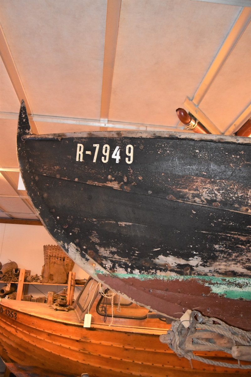 Strandebarmar, seksæring med tre bordgangar og kjølrenne, bygd for segl og årer. Tre tofter, to av banda har bete. Båten har høge stavnar. Feste for utenbordsmotor på babord side. Båten fekk påhengsmotor i 1950-åra og har påsett "flaps"/"foilar" på begge sider heilt akter. Malt innvendig, tjørebreidd utvendig med malt botn under vasslinja.