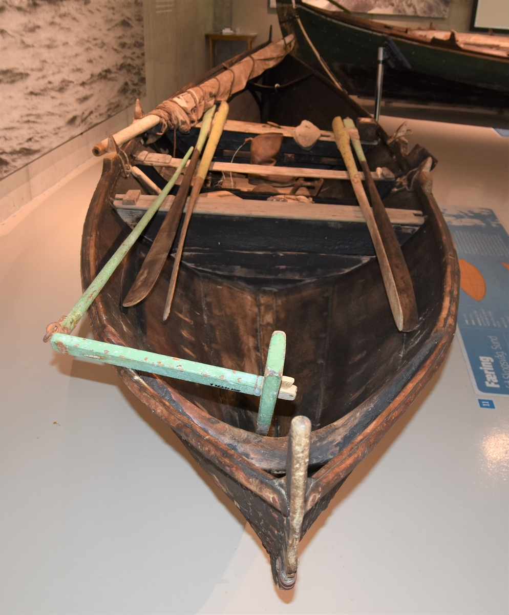 Oselvar, færing. Båten har vore rigga for sprisegl. Klinkbygd, tre bord. Tre toftar. Tre spant, bak- og framsprong. To par keiper. Brun med kvit kjøl.