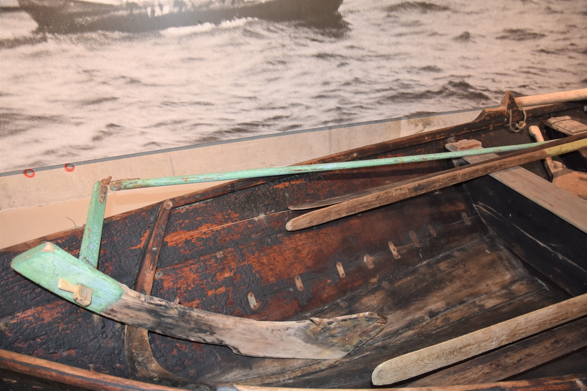 Oselvar, færing. Båten har vore rigga for sprisegl. Klinkbygd, tre bord. Tre toftar. Tre spant, bak- og framsprong. To par keiper. Brun med kvit kjøl.