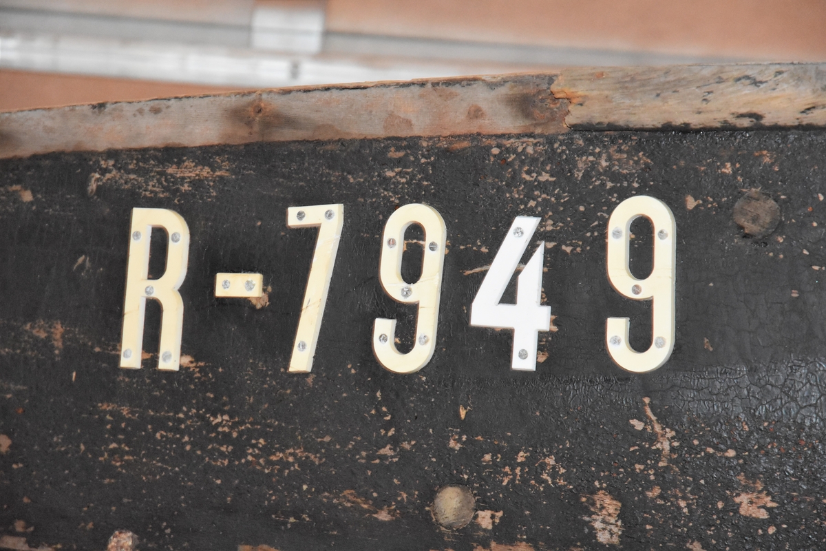 Strandebarmar, seksæring med tre bordgangar og kjølrenne, bygd for segl og årer. Tre tofter, to av banda har bete. Båten har høge stavnar. Feste for utenbordsmotor på babord side. Båten fekk påhengsmotor i 1950-åra og har påsett "flaps"/"foilar" på begge sider heilt akter. Malt innvendig, tjørebreidd utvendig med malt botn under vasslinja.