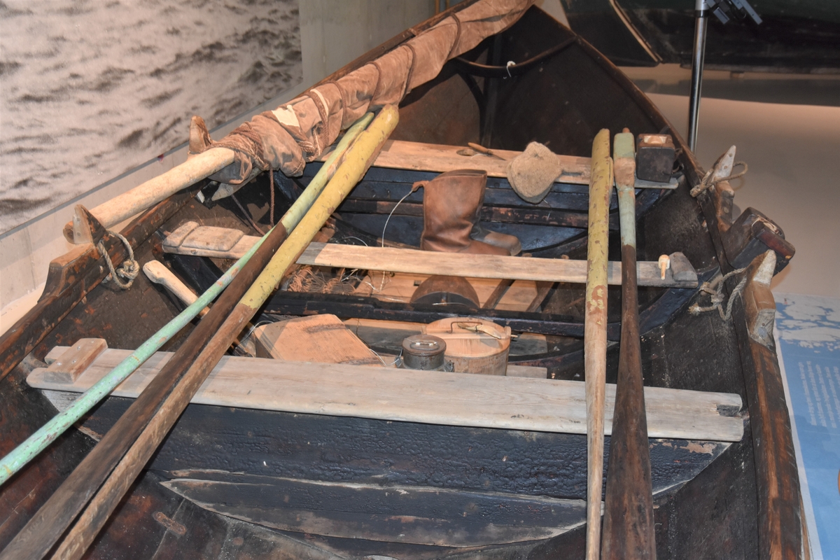 Oselvar, færing. Båten har vore rigga for sprisegl. Klinkbygd, tre bord. Tre toftar. Tre spant, bak- og framsprong. To par keiper. Brun med kvit kjøl.