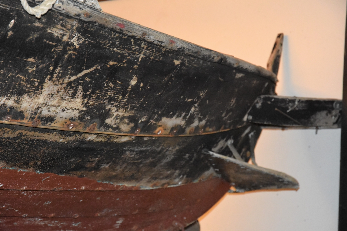 Strandebarmar, seksæring med tre bordgangar og kjølrenne, bygd for segl og årer. Tre tofter, to av banda har bete. Båten har høge stavnar. Feste for utenbordsmotor på babord side. Båten fekk påhengsmotor i 1950-åra og har påsett "flaps"/"foilar" på begge sider heilt akter. Malt innvendig, tjørebreidd utvendig med malt botn under vasslinja.