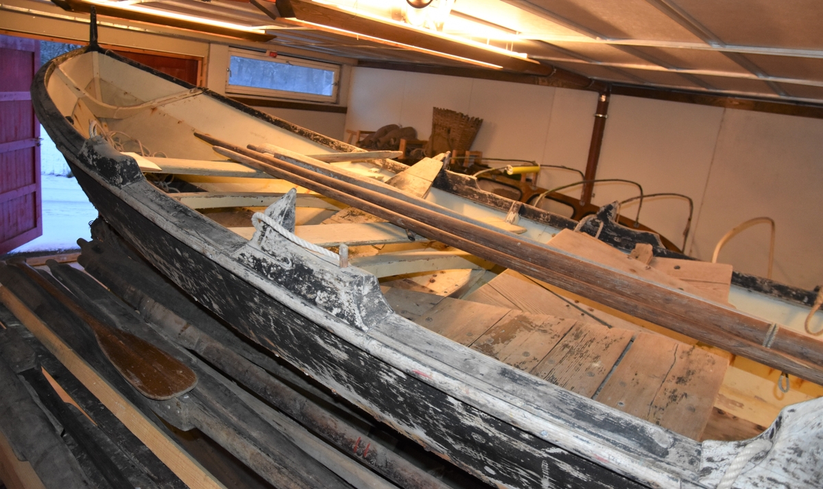 Strandebarmar, seksæring med tre bordgangar og kjølrenne, bygd for segl og årer. Tre tofter, to av banda har bete. Båten har høge stavnar. Feste for utenbordsmotor på babord side. Båten fekk påhengsmotor i 1950-åra og har påsett "flaps"/"foilar" på begge sider heilt akter. Malt innvendig, tjørebreidd utvendig med malt botn under vasslinja.