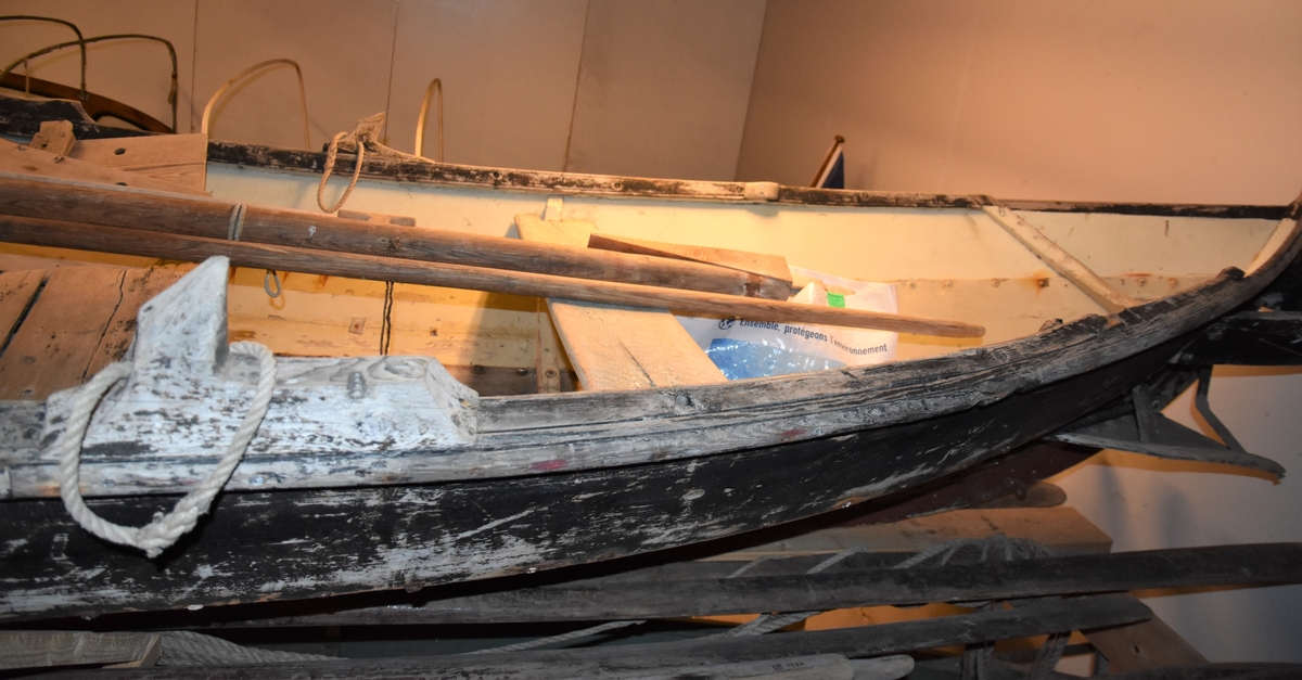 Strandebarmar, seksæring med tre bordgangar og kjølrenne, bygd for segl og årer. Tre tofter, to av banda har bete. Båten har høge stavnar. Feste for utenbordsmotor på babord side. Båten fekk påhengsmotor i 1950-åra og har påsett "flaps"/"foilar" på begge sider heilt akter. Malt innvendig, tjørebreidd utvendig med malt botn under vasslinja.