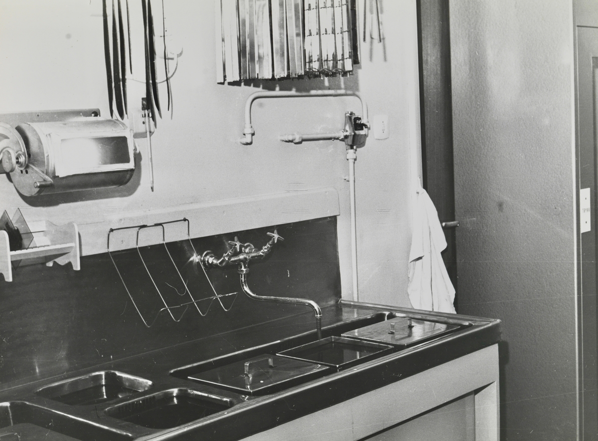 Laboratoriuminteriør. Utstyr for fremkalling av foto og annet labutstyr.