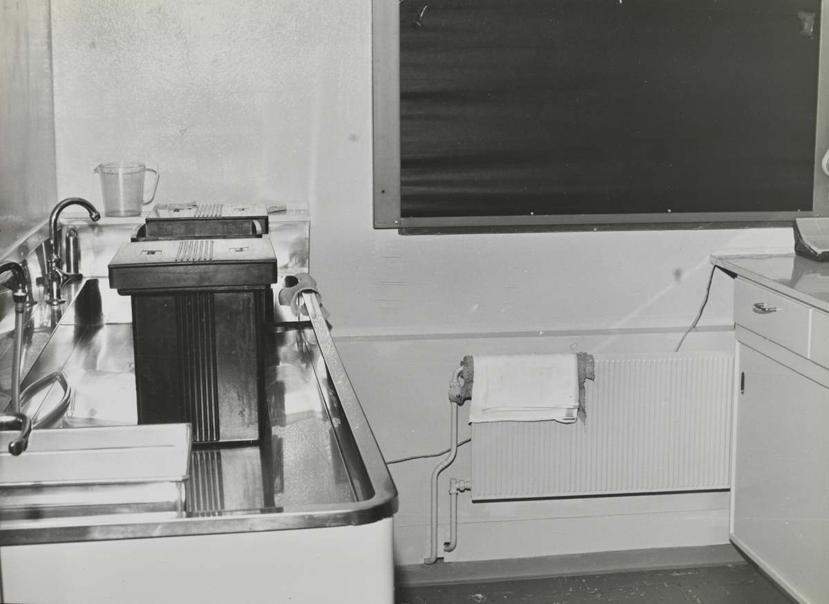 Laboratoriuminteriør. Utstyr for fremkalling av foto og annet labutstyr.