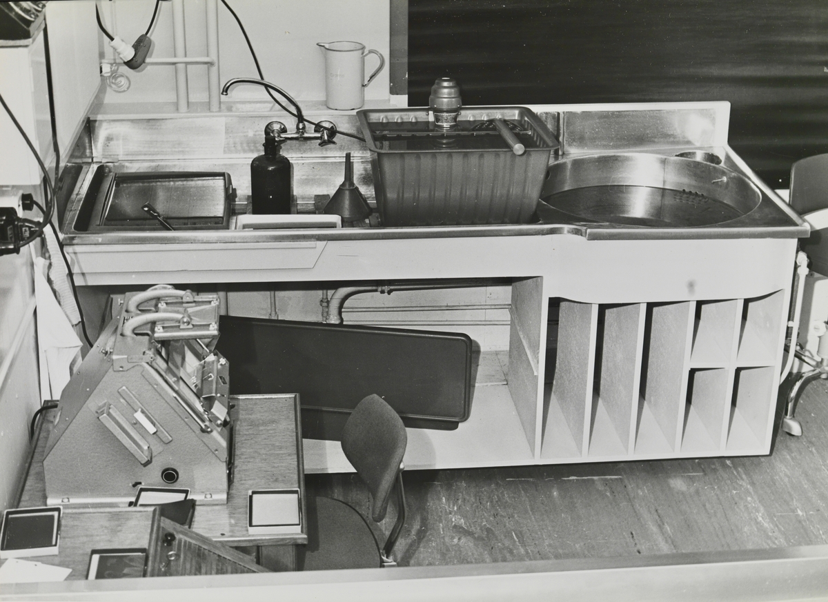 Laboratoriuminteriør. Utstyr for fremkalling av foto og annet labutstyr.